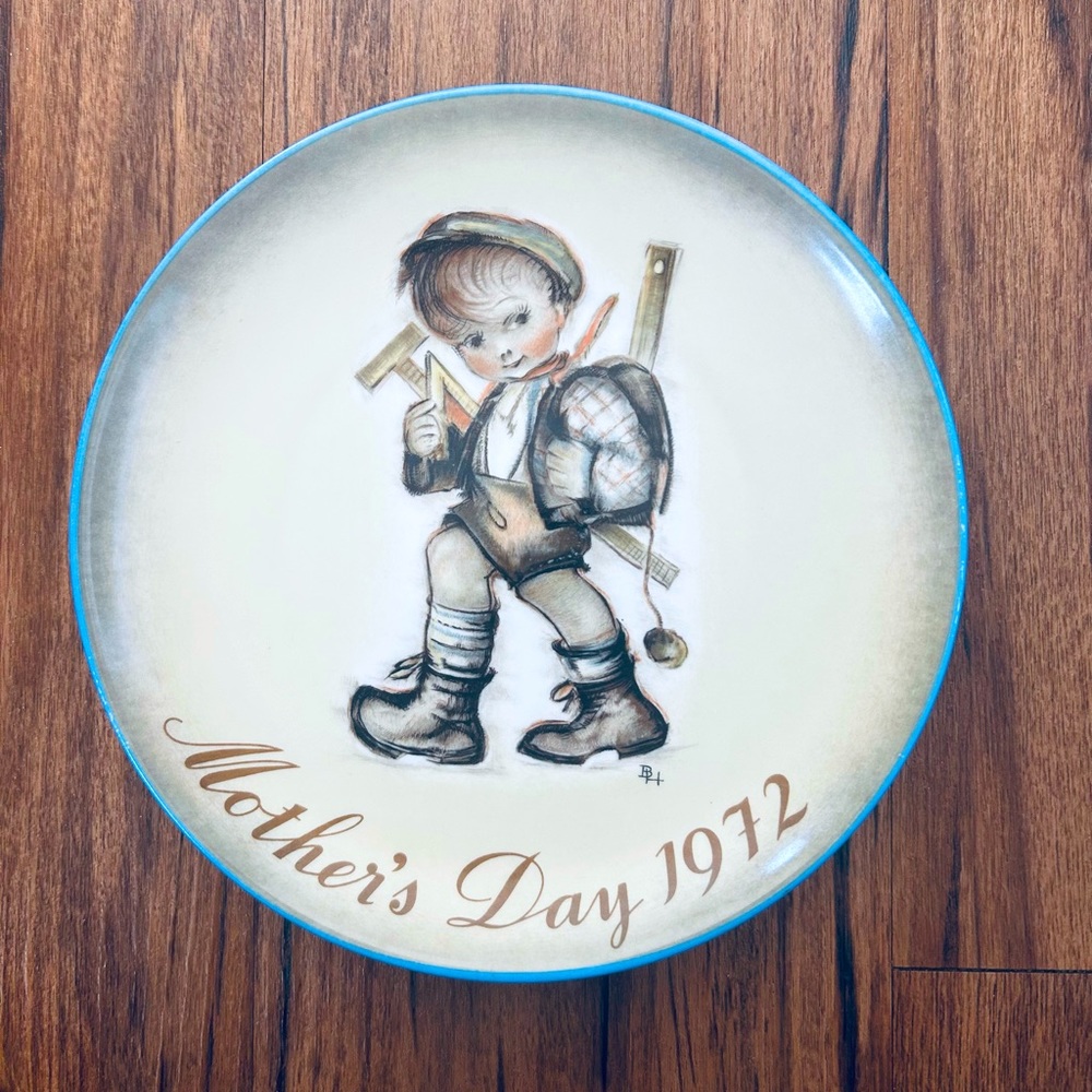 1972 Sister Berta Hummel Porcelain Plate- Mother’s Day 1972